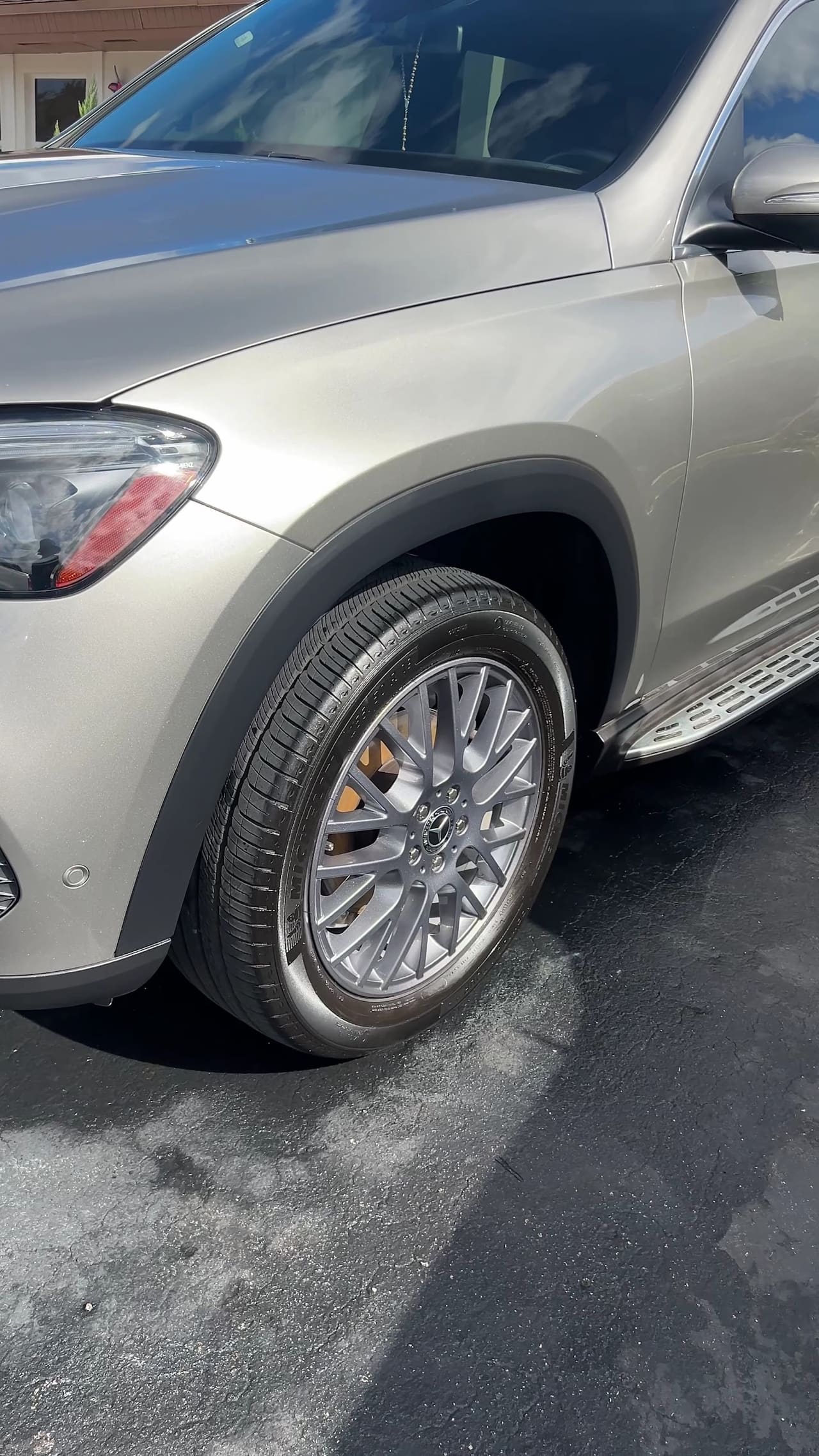 Polished wheel and lower body on a silver Mercedes SUV